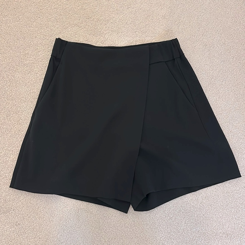 Aritzia Babaton skort in black (size 4)